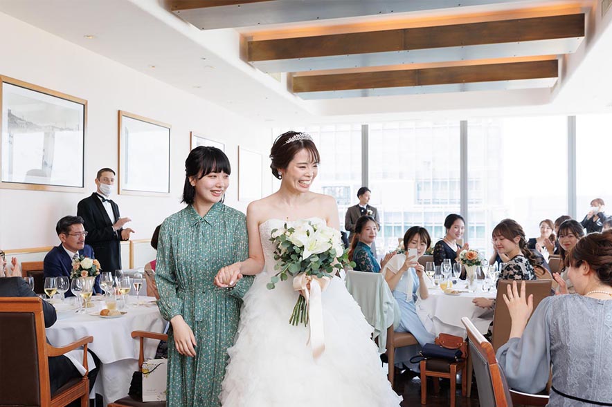 椅子に座り見つめ合う新郎新婦