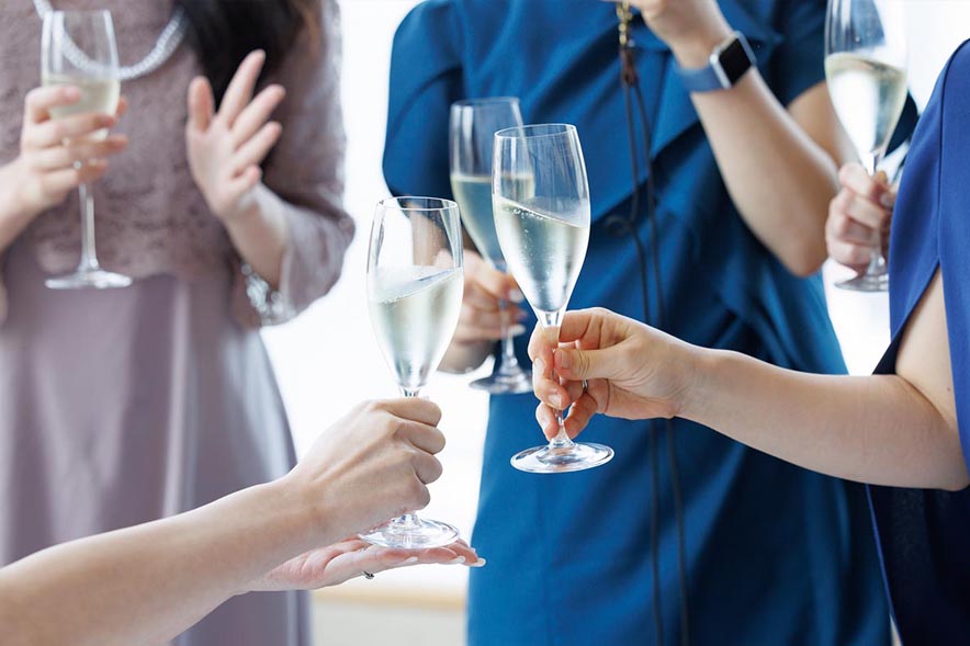 和装に着替え鏡開きをする新郎新婦