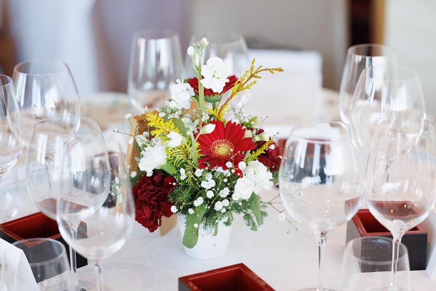 腕を組む新郎新婦