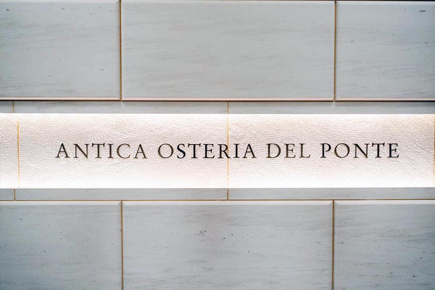 陽の射す明るいチャペルのバージンロードを歩く新郎新婦