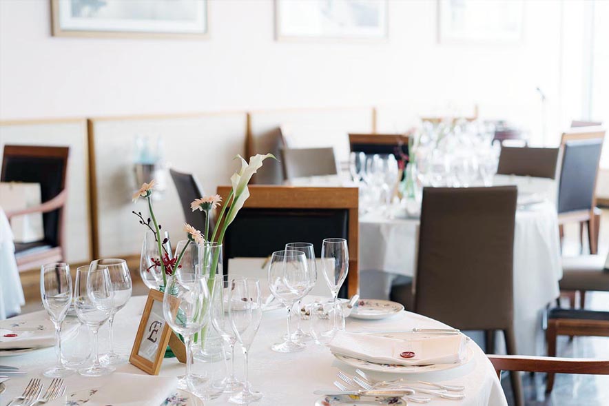 ウェディングケーキを新婦に食べさせる