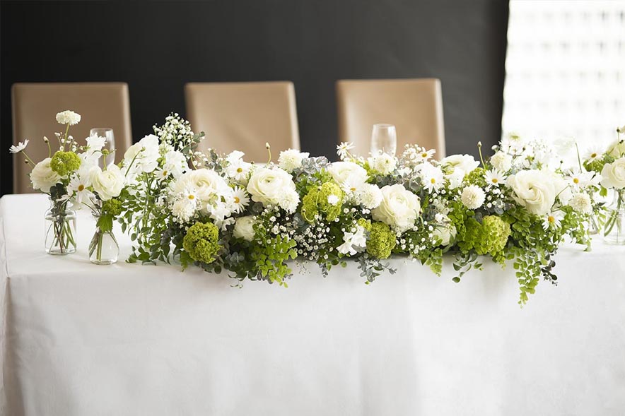 ウェルカムボードと卓球台と花