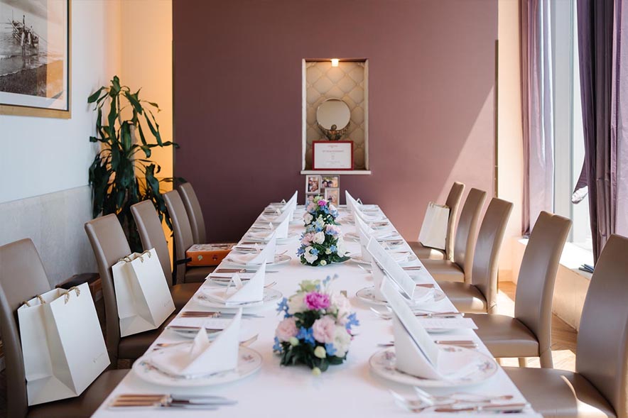 花嫁に集まる招待客