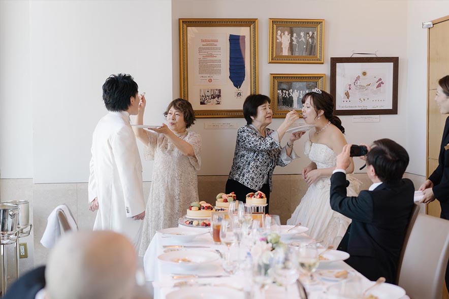 テーブルセッティングされた会場